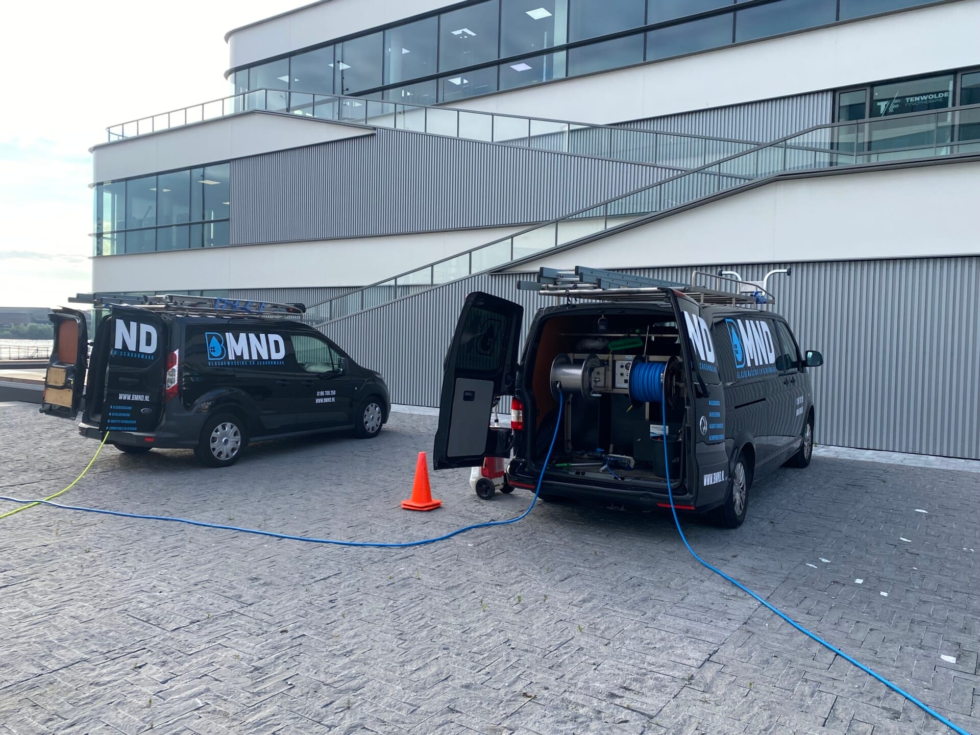 BMND team tijdens schoonmaakwerkzaamheden